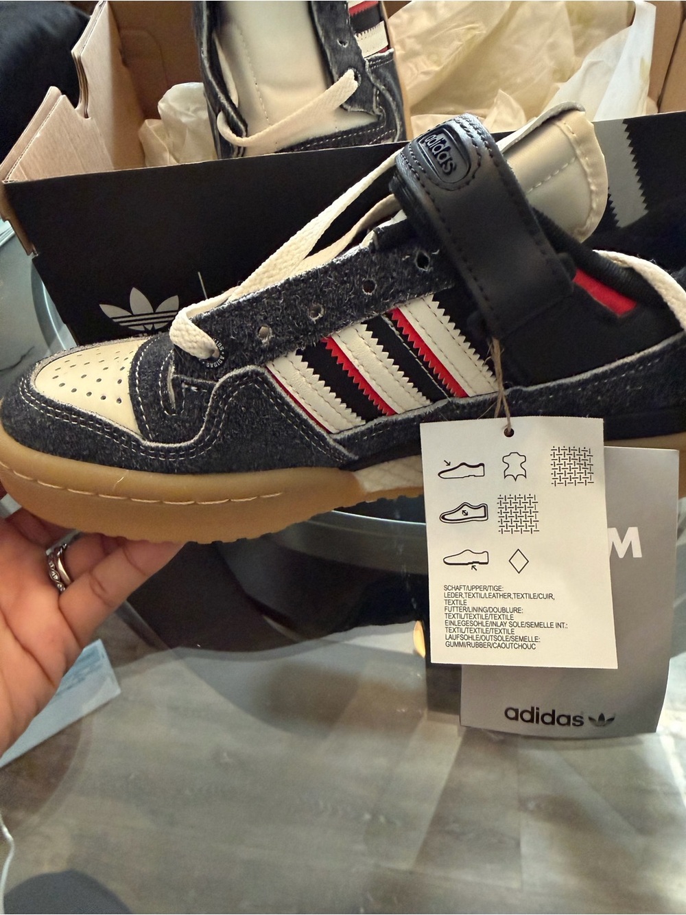 adidas Forum 84 Lo Kids Core Black/White/Red  **BRAND NEW FINAL SALE** Size 4